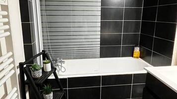 Hårføner, håndklær, såpe og sjampo