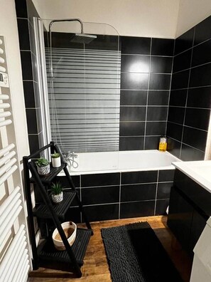 Secador de pelo y toallas