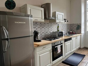 Frigorífico, microondas, horno y lavavajillas