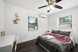 3 Schlafzimmer, Schreibtisch, Bügeleisen/Bügelbrett, Reisekinderbett