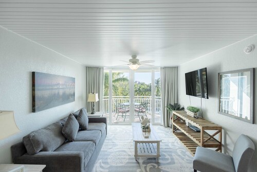 The Exuma Cay by Brightwild Pool View Parking