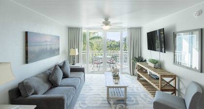 The Exuma Cay by Brightwild Pool View Parking