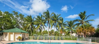 Tortuga Suite Sparkling Pool Hot Tub