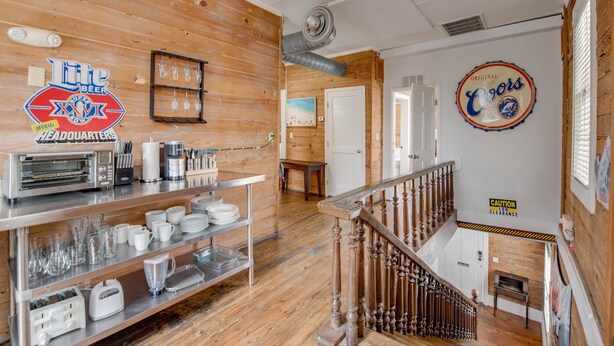 Ein Restaurantinneres mit Holzwänden, einer Buffettheke und einer Treppe.