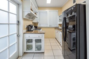 House | Private kitchen - Sweet Caroline by Brightwild Pool Parking (Key West)