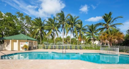 Pool View Pvt Balcony Samana Cay Suite