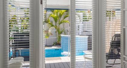 Poolside Retreat by Brightwild Cottage w Pool