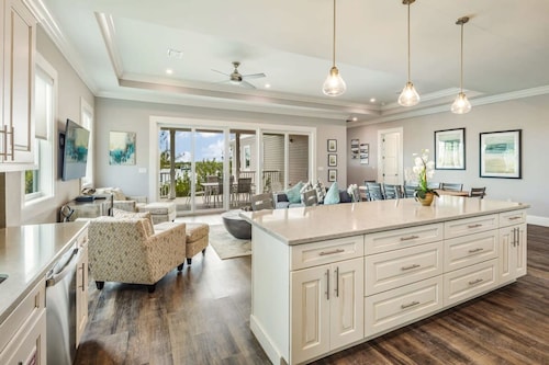 Aquaria House by Brightwild Pool Boat Dock