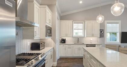 Mirador House by Brightwild Pool Dock
