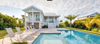 Mirador House by Brightwild Pool Dock