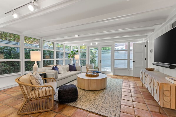 3 bedrooms, desk, Internet - Hyde Park Hydeaway Stunning Home w Heated Pool (Tampa)