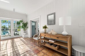 3 bedrooms, desk, Internet - Hyde Park Hydeaway Stunning Home w Heated Pool (Tampa)