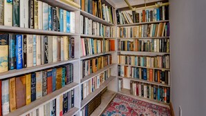 Une bibliothèque dotée de nombreuses étagères remplies de livres.