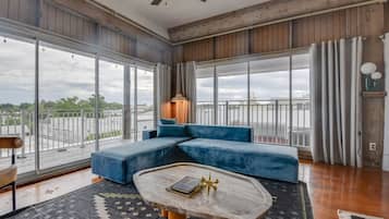 Apartment | 2 bedrooms, desk, Internet