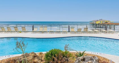 Top Floor Oceanfront Condo w Pool Beach Access
