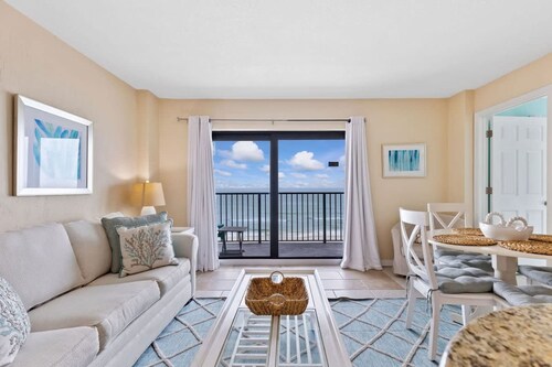 Top Floor Oceanfront Condo w Pool Beach Access
