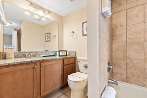 Un bagno con lavandino, WC e vasca da bagno.