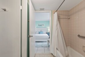 House | 1 bedroom, Internet - Updated Ocean Front Condo Aquamarine Suite 201 (Daytona Beach Shores)