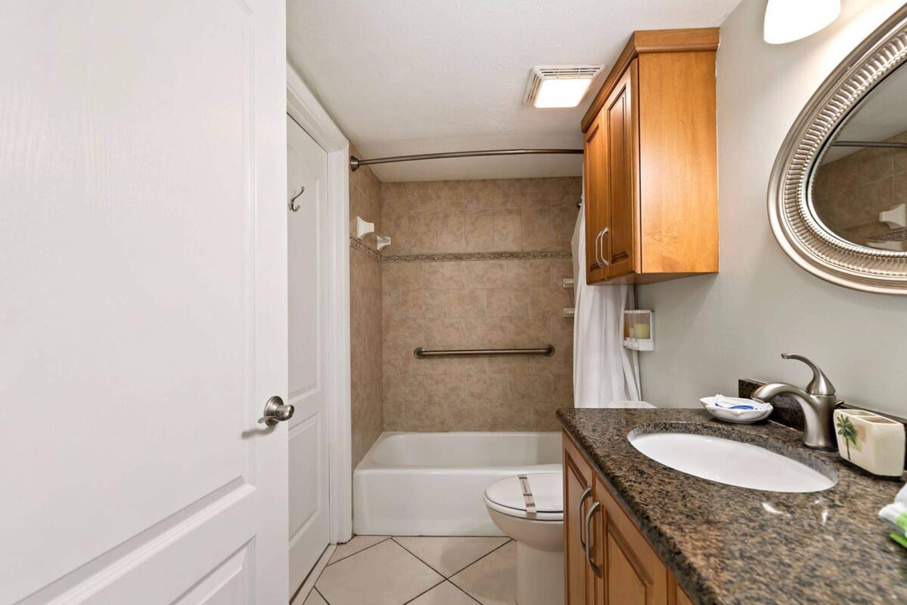 Appartement | Badkamer | Een haardroger, handdoeken