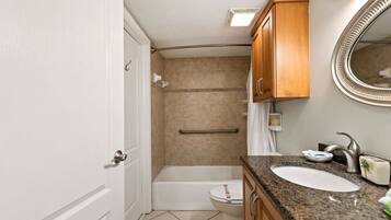 Appartement | Badkamer | Een haardroger, handdoeken