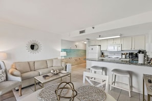 1 bedroom, Internet - Top Floor Oceanfront Condo w Pool Beach Access (Daytona Beach Shores)