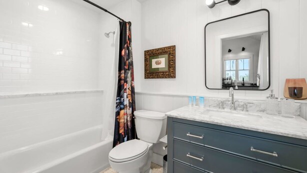 A modern bathroom with a bathtub, toilet, and vanity with a mirror. - Casa Julieta Luxury Ybor-themed Studio (Tampa)