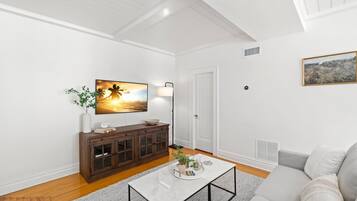 1 bedroom, desk, Internet