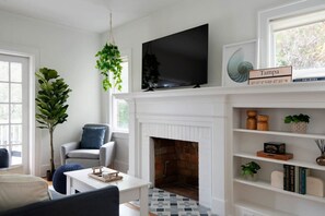 2 bedrooms, desk, Internet