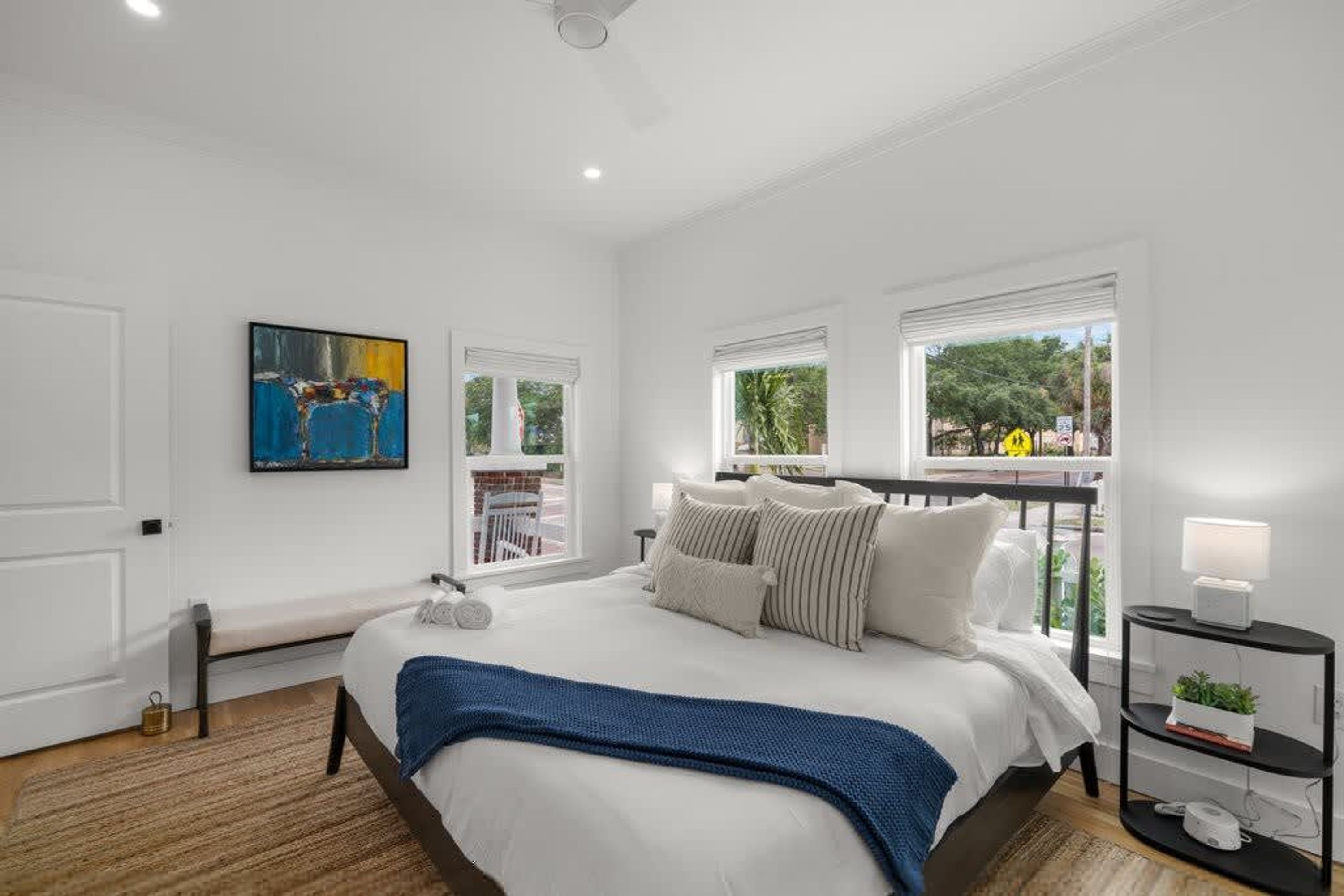 2 bedrooms, desk, Internet