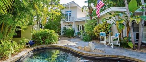 3 bedrooms, desk, Internet