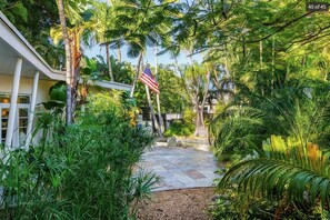 3 bedrooms, desk, Internet - Hidden Oasis Gorgeous Home w Pvt Pool (Key West)