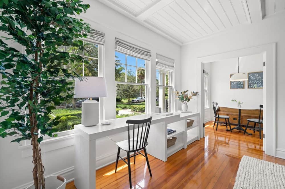 NEW The Adaline 4 Updated Hyde Park Apt - Hyde Park, FL