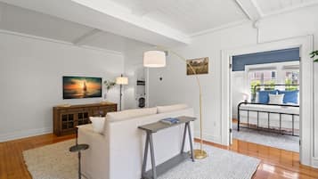 Apartment | 1 bedroom, desk, Internet