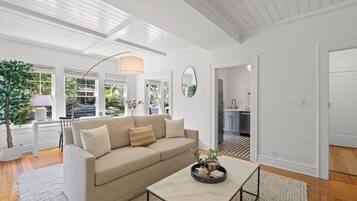 Apartment | 1 bedroom, desk, Internet