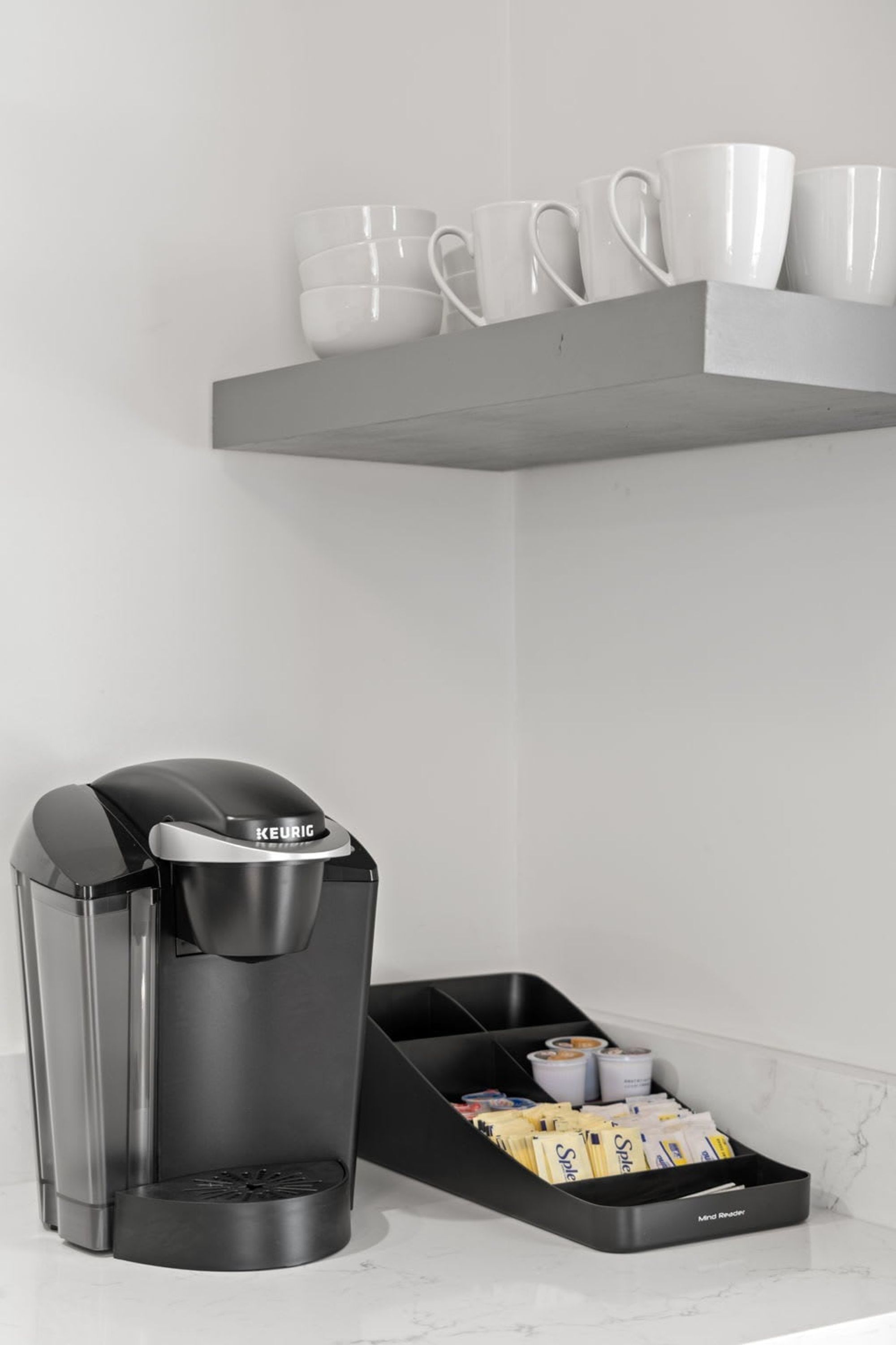 Una cafetera Keurig con un portal cápsulas de café y una bandeja de cápsulas.