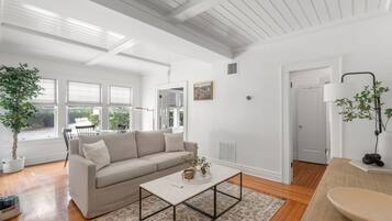 Apartment | 2 bedrooms, desk, Internet