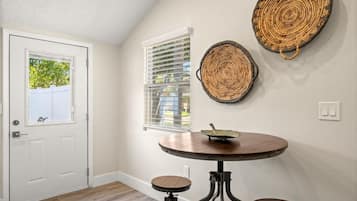 House | 1 bedroom, desk, Internet