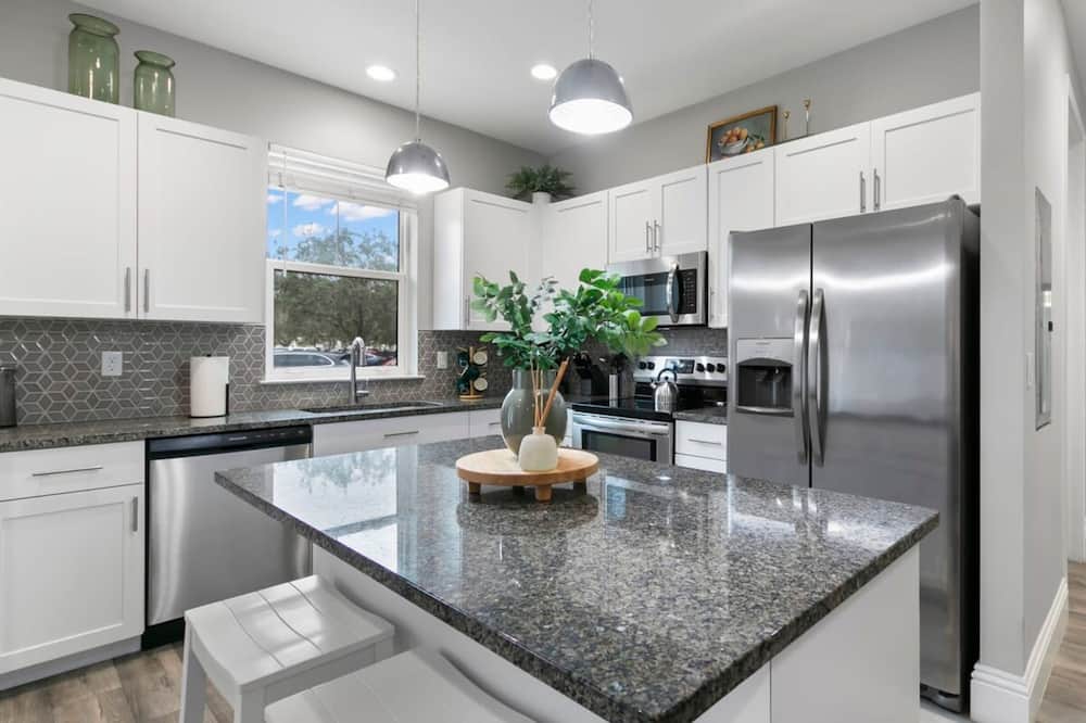 Canopy Cove Stunning 2BR Apt Heart of Downtown