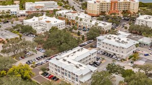 Il s’agit d’une zone urbaine côtière où se côtoient des bâtiments commerciaux et résidentiels, notamment un grand hôtel à plusieurs étages et un parking.