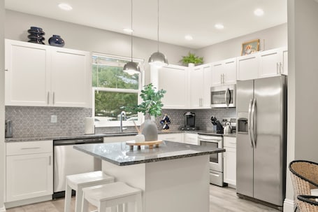 House, Accessible | 2 bedrooms, Internet. NEW Canopy Cabana Luxury Downtown Apt
