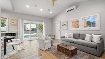 House | 3 bedrooms, desk, Internet