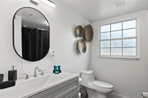 House | Bathroom - NEW St Pete Retreat Newly Updated Pet Friendly (St. Petersburg)