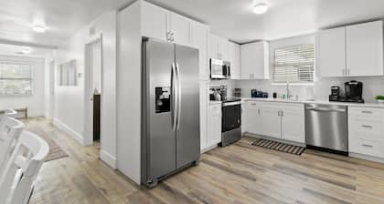 NEW St Pete Retreat Newly Updated Pet Friendly