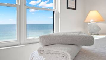 Apartment | 2 bedrooms, desk, Internet