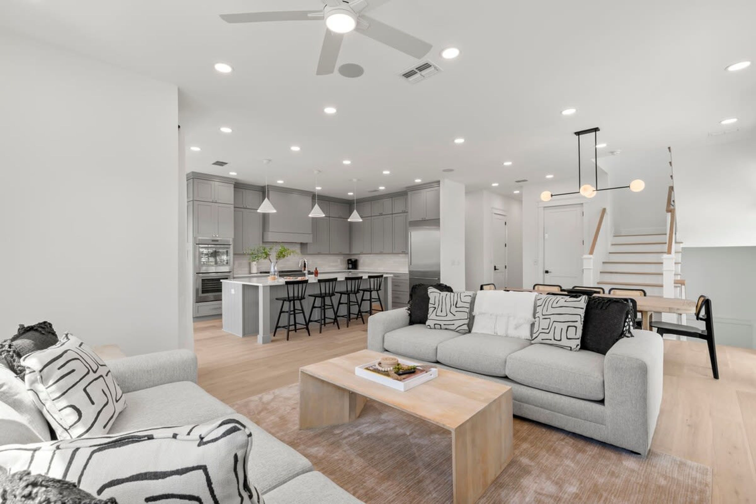 6 habitaciones, escritorio y acceso a internet 