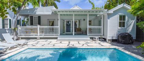 4 bedrooms, desk, Internet