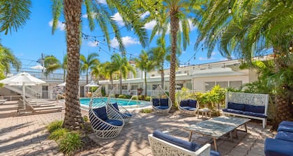 Cabana Condo Heated Pool, Steps to the Beach!