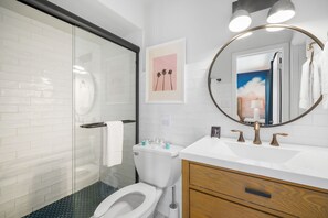 House | 1 bedroom - New! Modern King Suite Steps to the Beach! (Clearwater Beach)