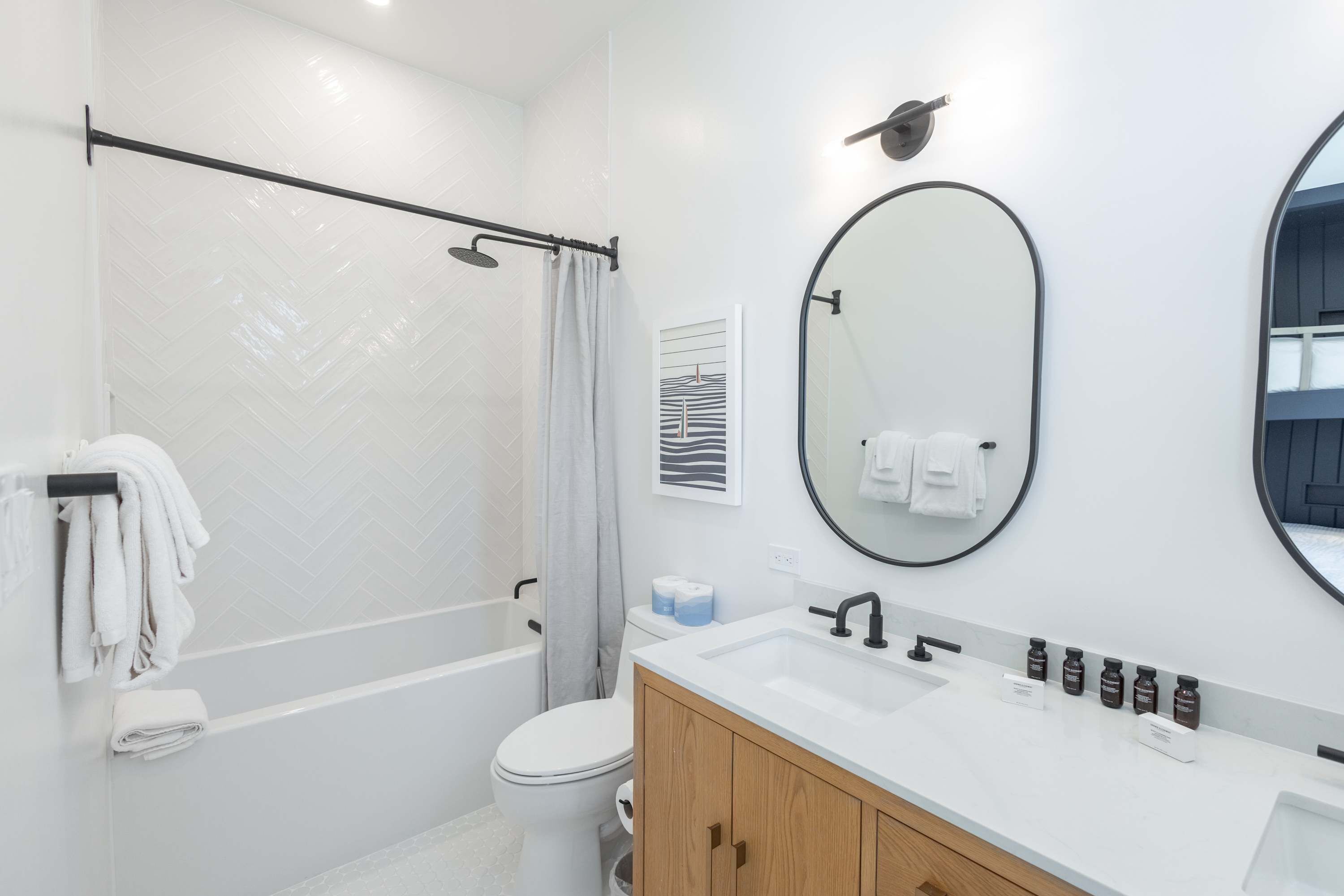 Un baño moderno con ducha, inodoro y tocador.