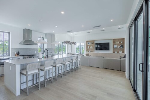 Brand New Catchlight House With Private Pool